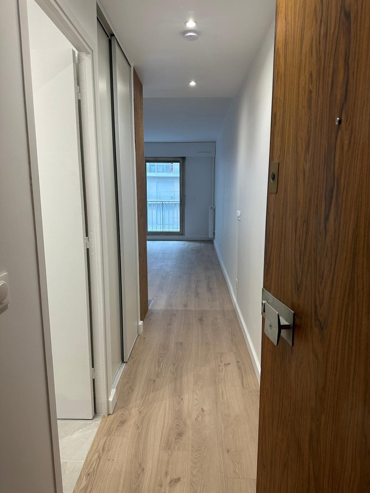 Couloir d'entrée avec parquet neuf