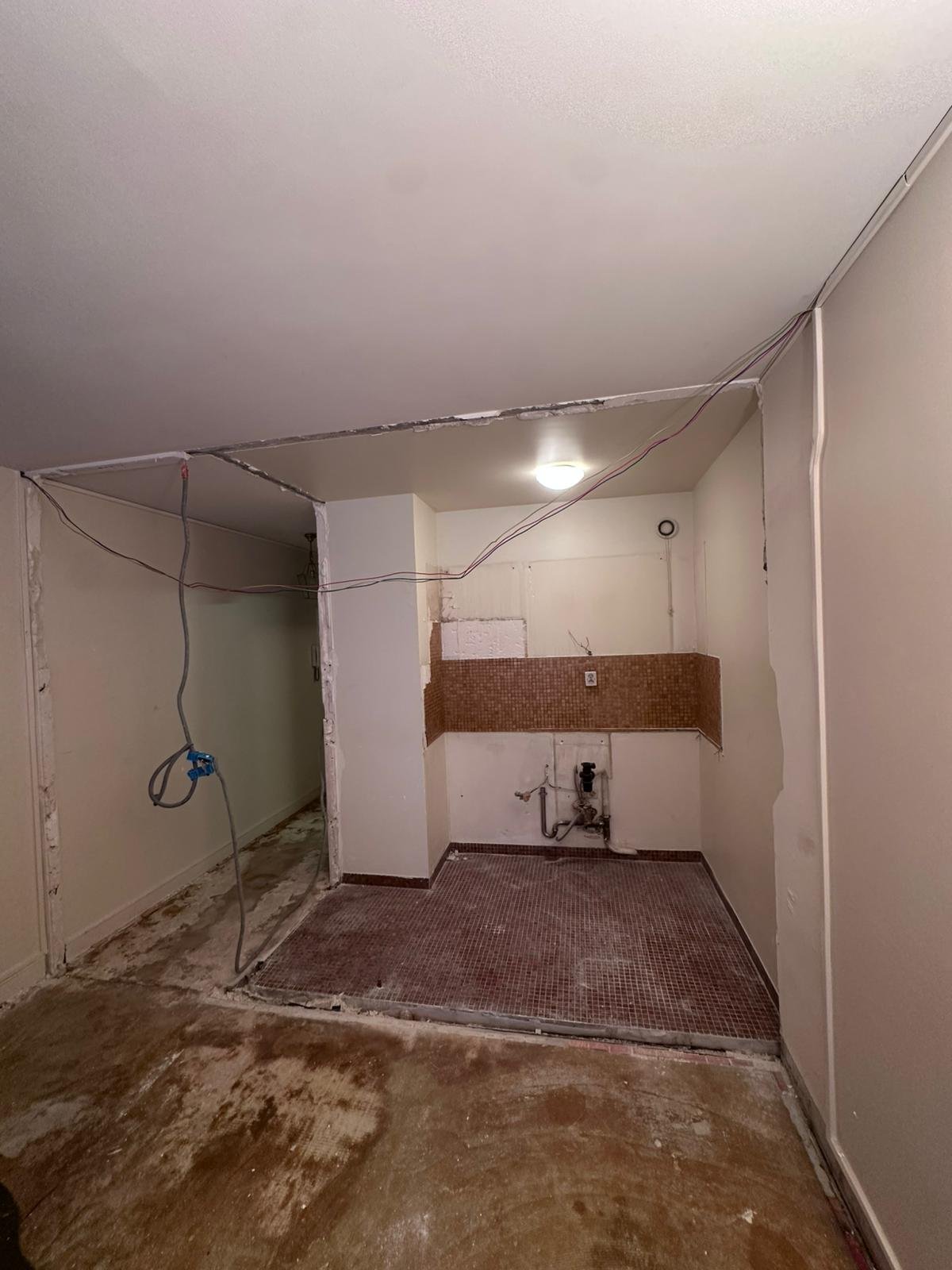 Travaux de rénovation en cours, murs et sol à nu