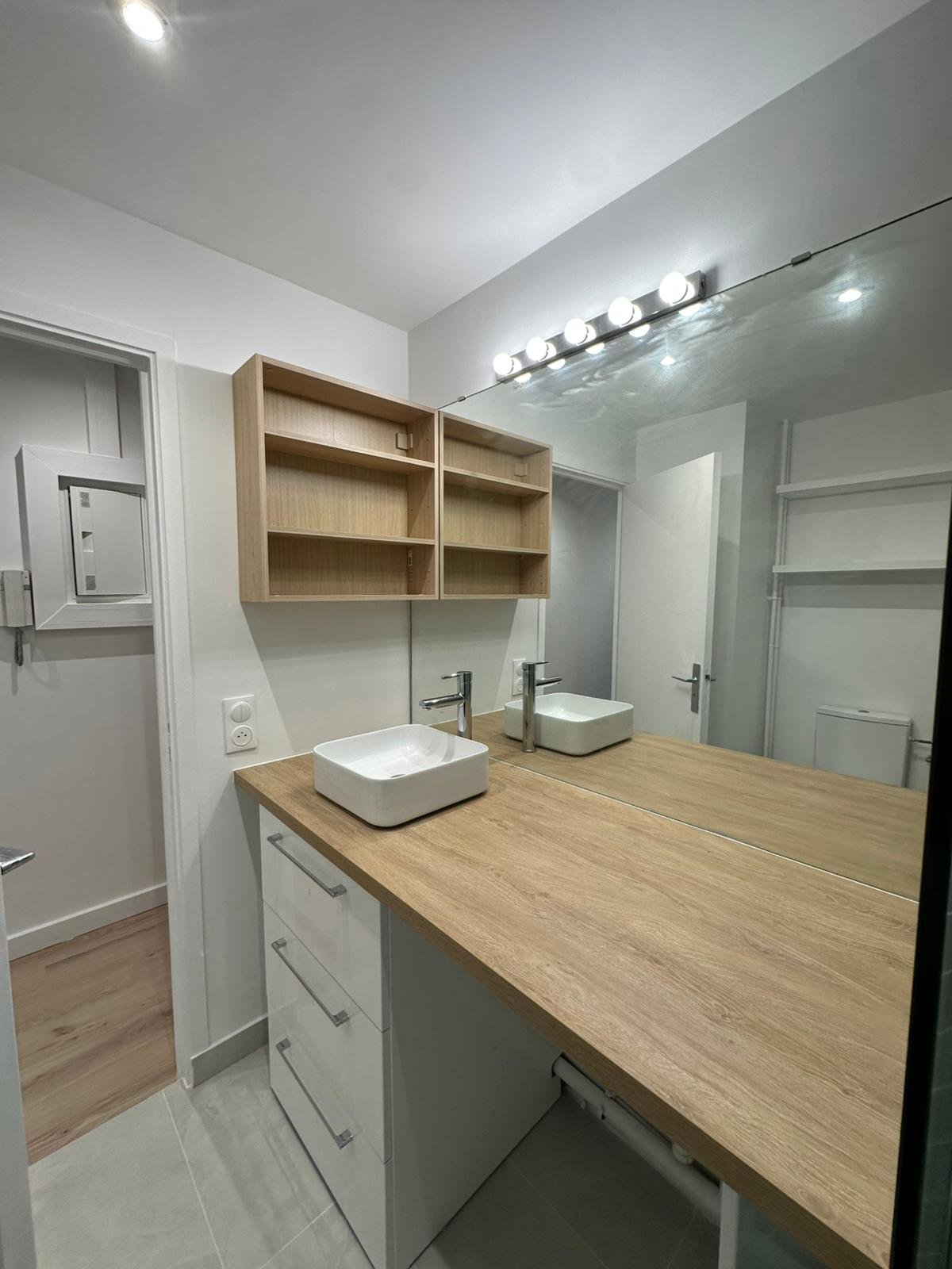 Détail de la vasque et du plan de toilette en bois